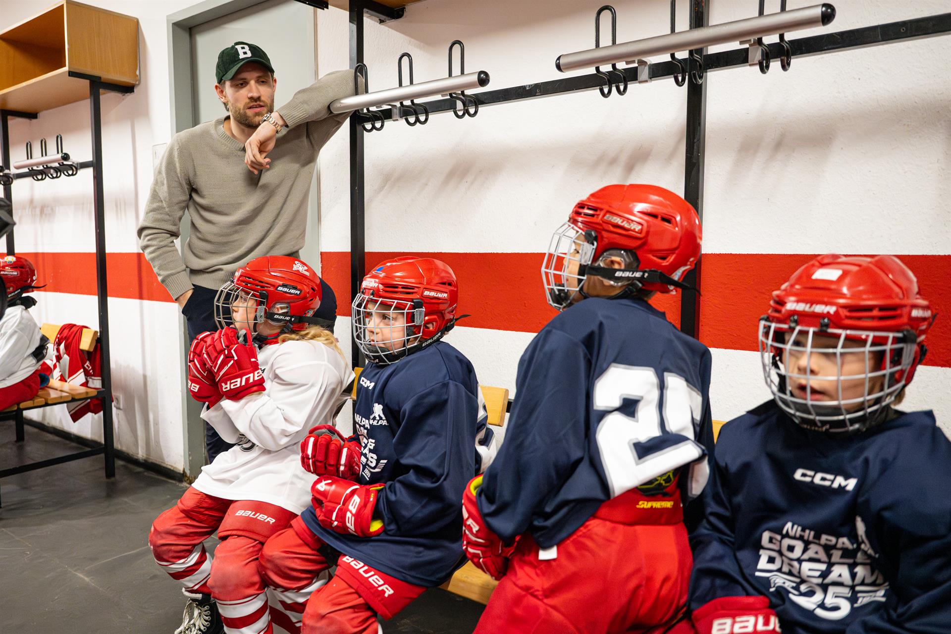 Leon Draisaitl und NHLPA Goals & Dreams spenden 29 Sätze Eishockeyausrüstung an die Junghaie