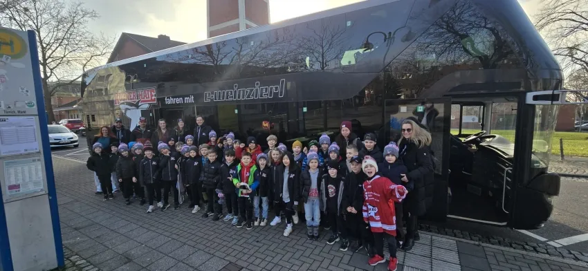 Anreise im Bus der "Großen" - ein ganz besonderes Erlebnis für die U9-Kids