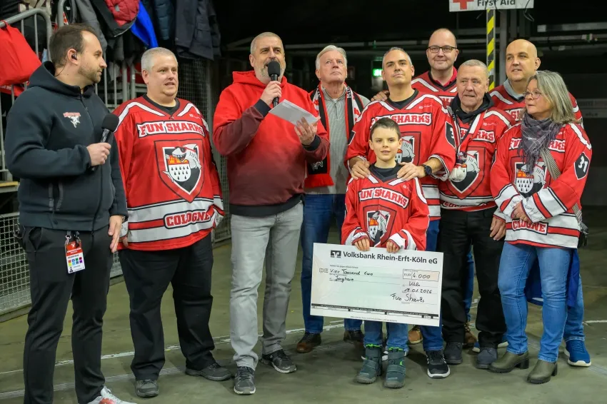 Der Vorstand der "Fun Sharks Cologne" bei der Scheckübergabe an KEC-Präsident
