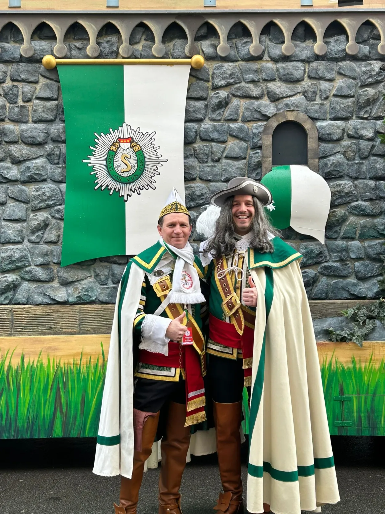 Manuel Warda (rechts) in Jan von Werth-Uniform neben Chris Hähner, dem