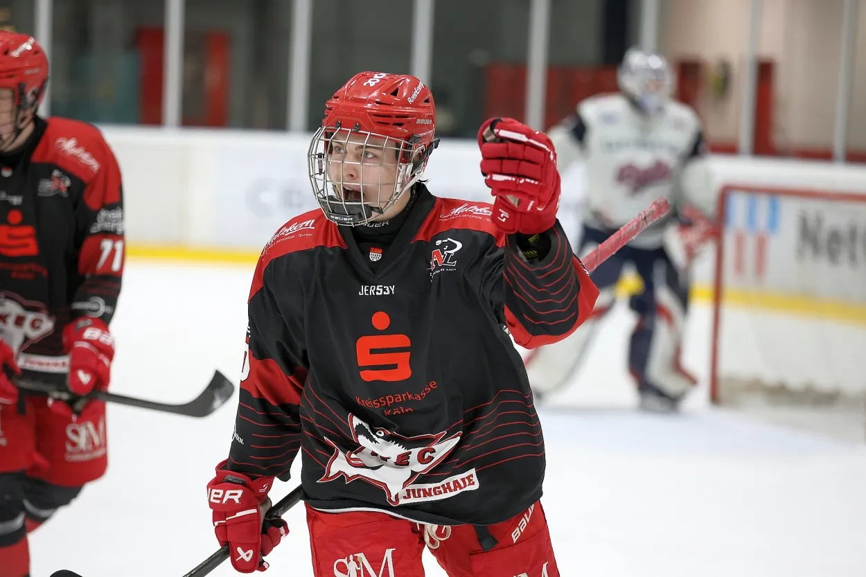 Junghaie-Stürmer Max Ziergiebel feiert seinen Treffer zum zwischenzeitlichen