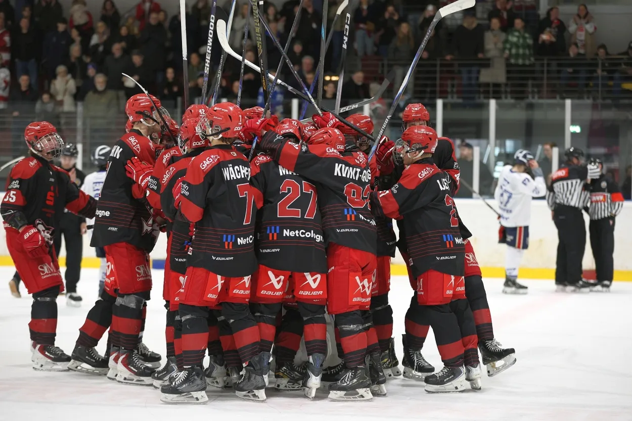Riesenjubel nach dem 3:2-Heimsieg am Sonntag gegen die Jungadler (Fotos: Hans