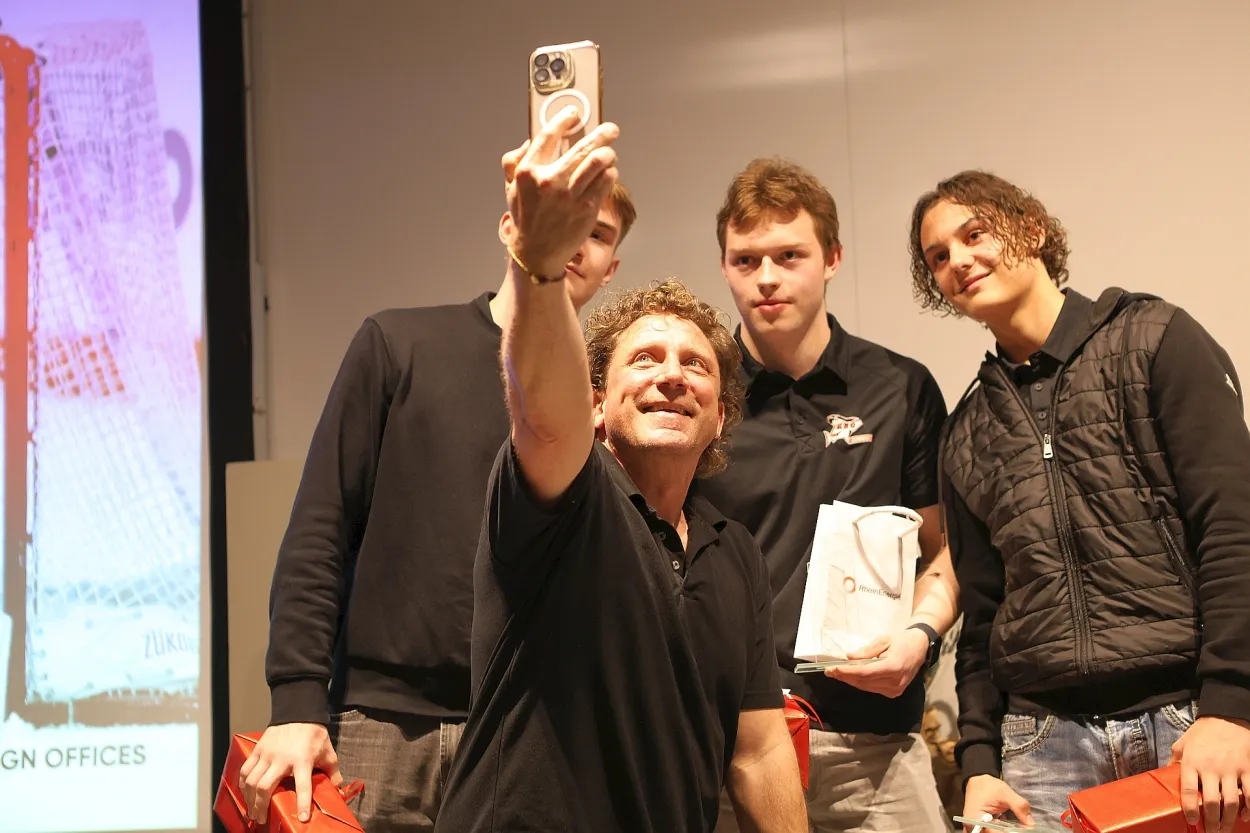 Jörg Volle von der RheinEnergie AG machte ein Selfie mit den