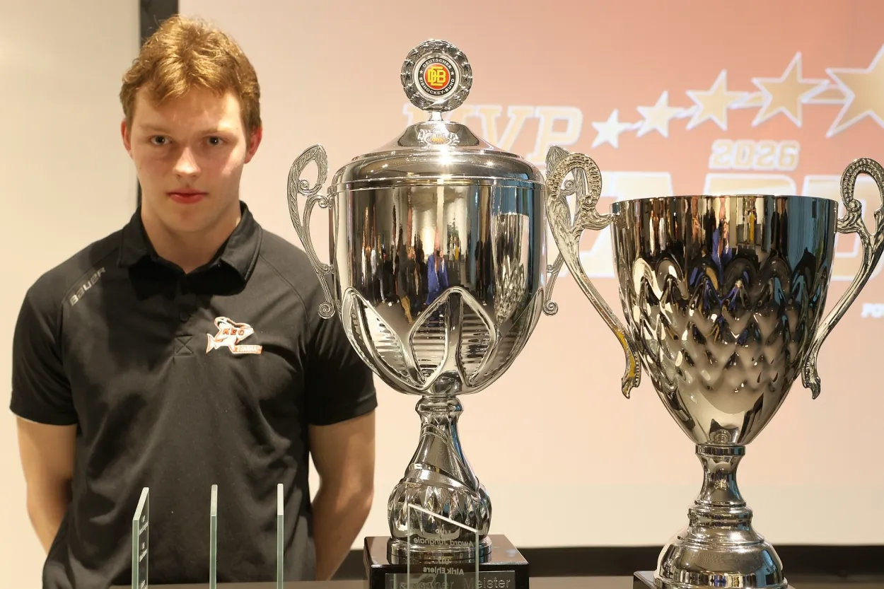 Alrik Ehlers mit dem U17-Meisterpokal und, rechts, der Trophäe für den