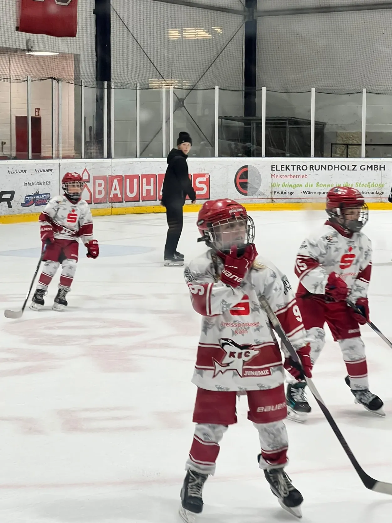 Junghaie-Kids ... und im Hintergrund Nationalspielerin Svenja Voigt als