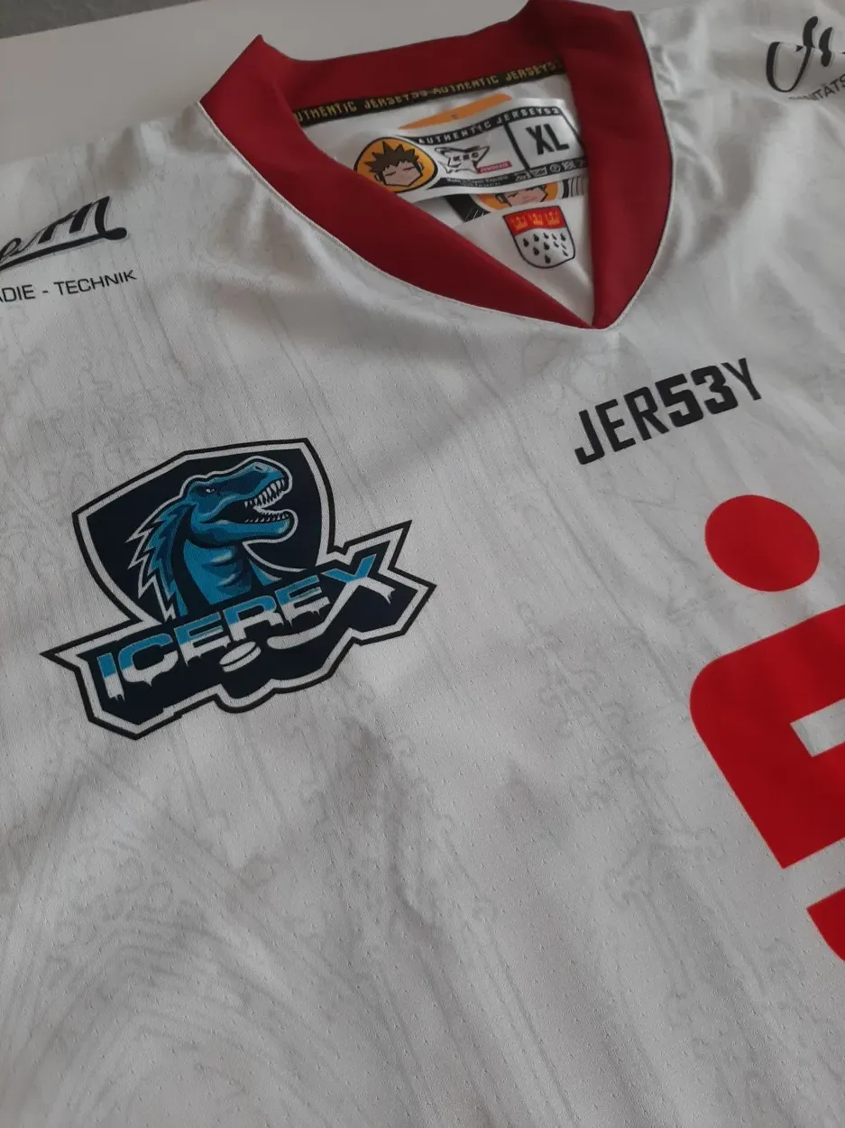 Das ICEREX-Logo ziert die Brust aller Junghaie-Trikots (Fotos: