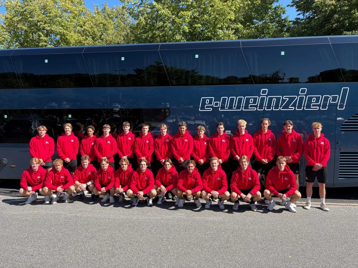 ... und in den schicken neuen Teamwear-Hoodies vor dem Bus von Reisepartner