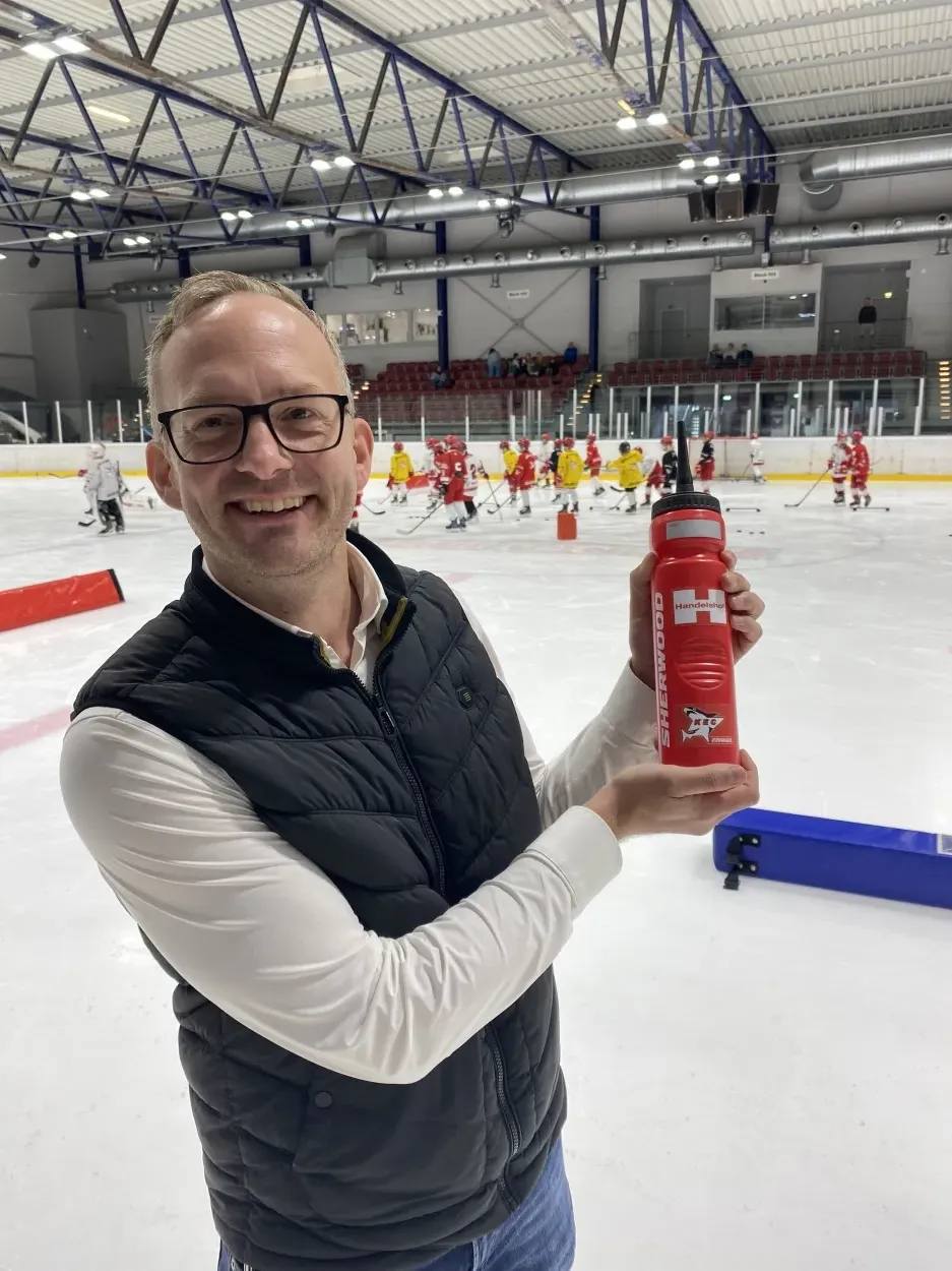 Handelshof-Geschäftsführer Marcus Happe präsentiert die Trinkflasche mit