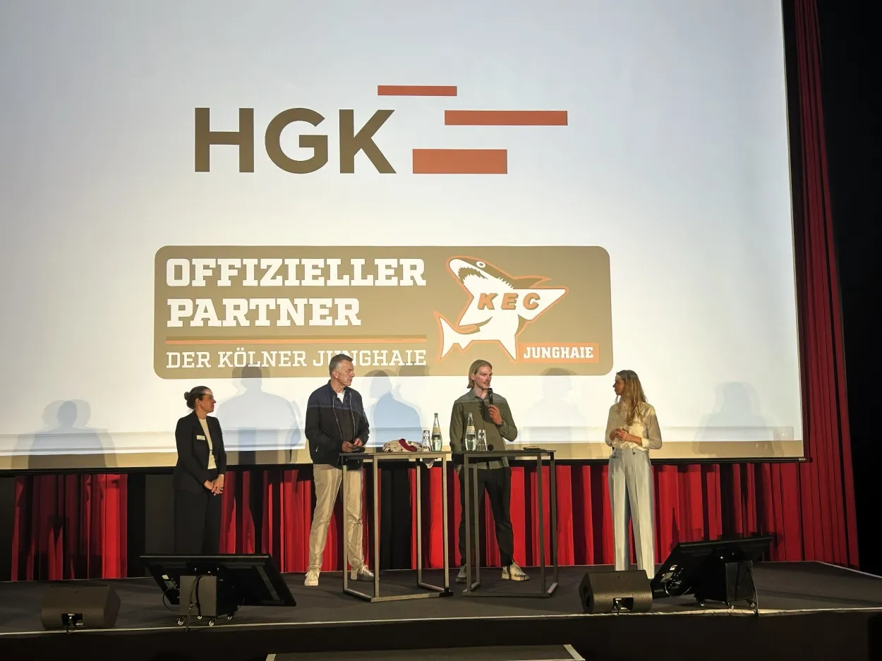 Die Junghaie-Abordnung um Torsten Ankert (2.v.r.) und Holger Rathke im