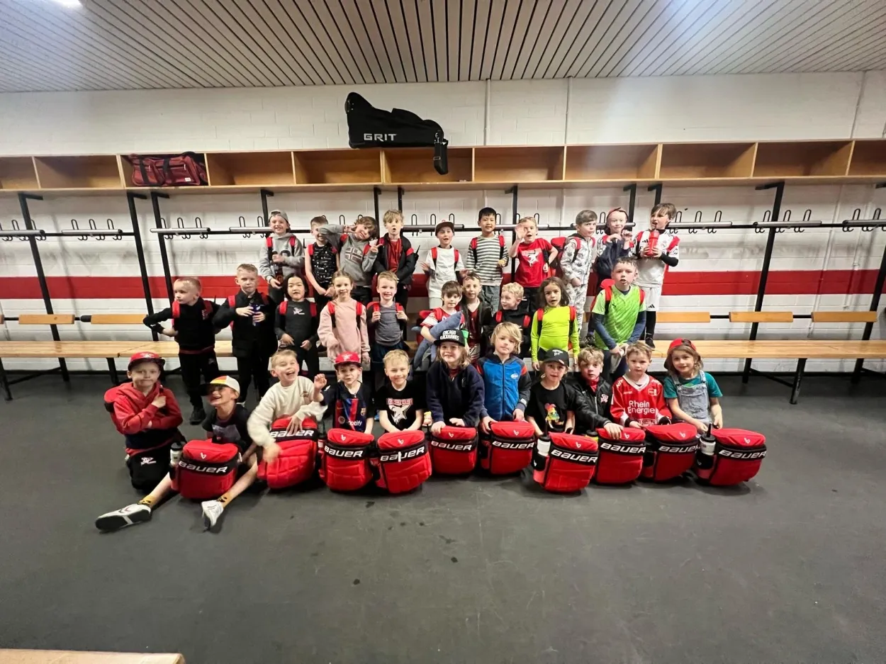 Gruppenbild mit Rucksäcken: die U7 beim Kabinenabschlussfest (Foto: