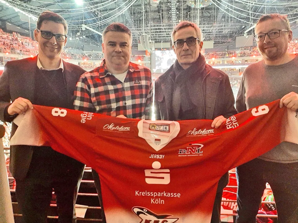 Leider keine Bildbeschreibung für schanner-eishockeyartikel verlängert vertrag.jpg vorhanden.