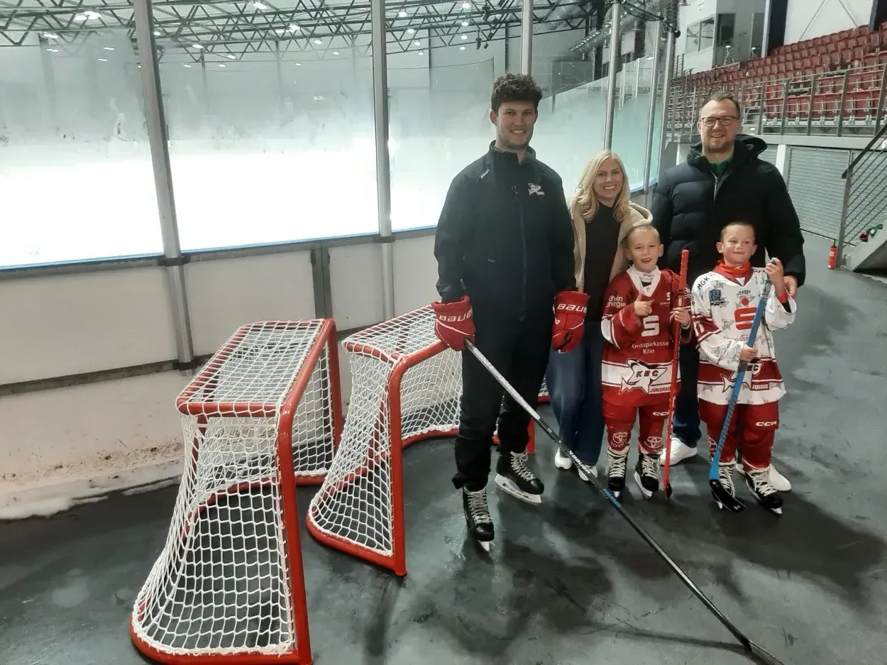 U9-Trainer Philipp Felföldy mit Christina und Marius Herrmann sowie den beiden
