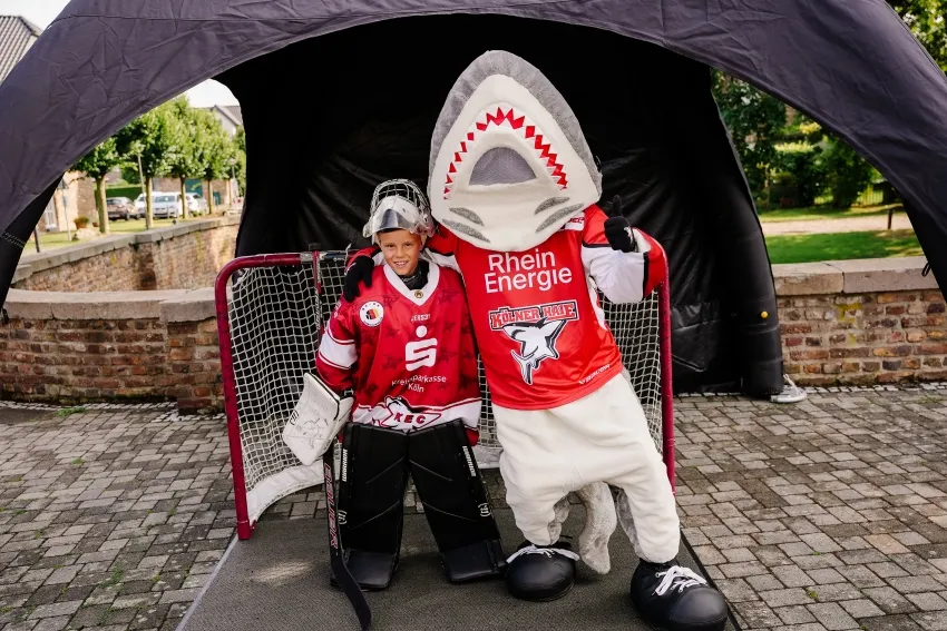 U11-Goalie Finn Mayer begrüßte zusammen mit Sharky die Gäste - und brachte
