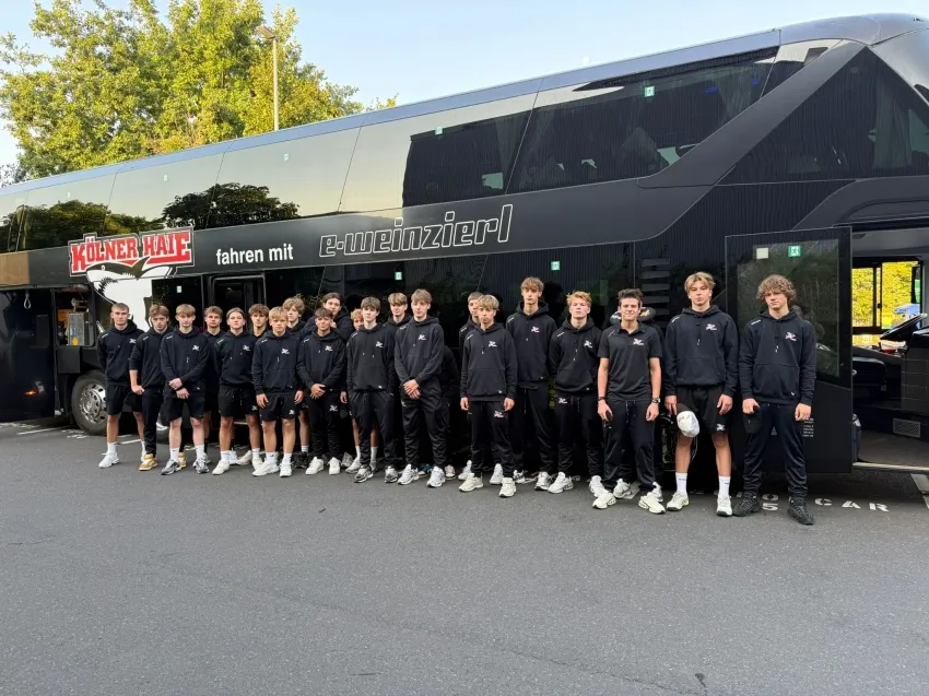Die U17 vor der Abfahrt zu einem Vorbereitungsturnier - natürlich mit einem