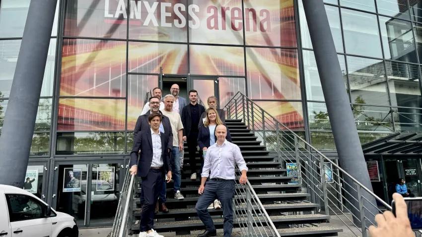 Haie-Geschäftsführer Philipp Walter (ganz hinten) mit weiteren Vertretern der