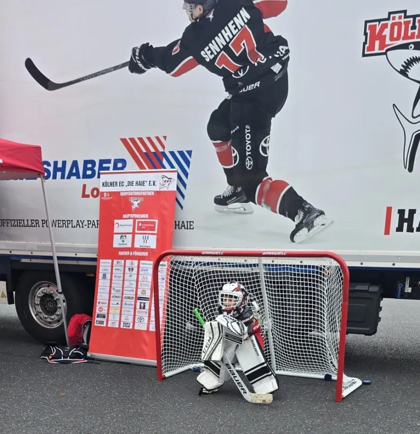 Nachwuchs-Goalie Benett vor dem riesigen LKW aus dem