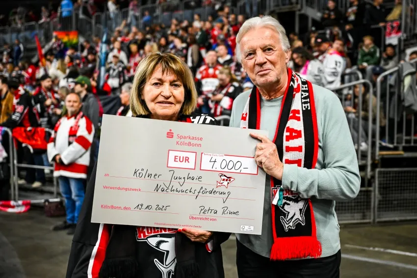 Petra Rinne übergibt den Spendenscheck an Alexander