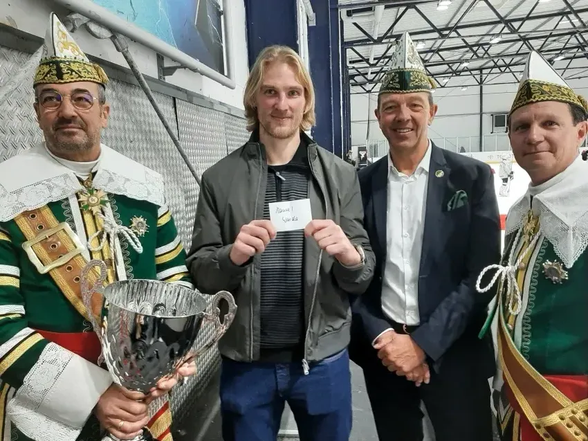 Umrahmt von Thorsten Kölsch (l.), Stefan J. Kühnapfel (2.v.r.) und