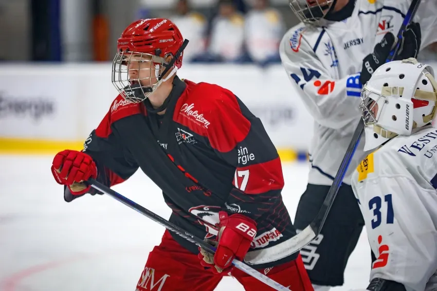 Stürmer Elias Aul traf dreimal für die Junghaie gegen Iserlohn (Fotos: Hans