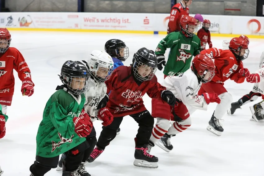 Die U7- und U9-Kids beim Start zum Sponsorenlauf (Fotos: Hans