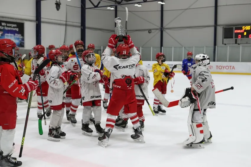 Die erfolgreiche Auswahl feiert den