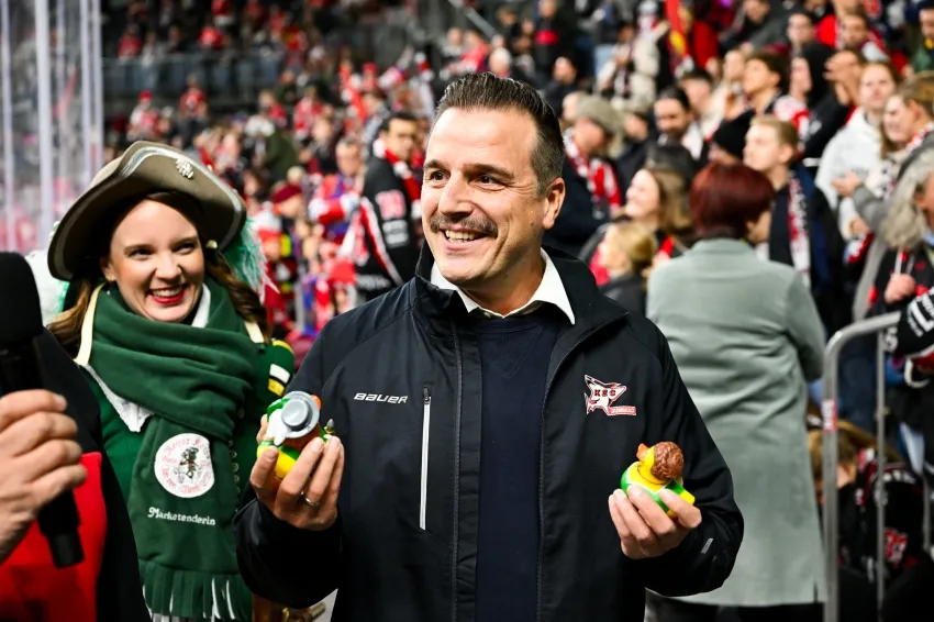 Symbolisch bekam Manuel Warda zwei Gummi-Enten im Jan von Werth-Outfit