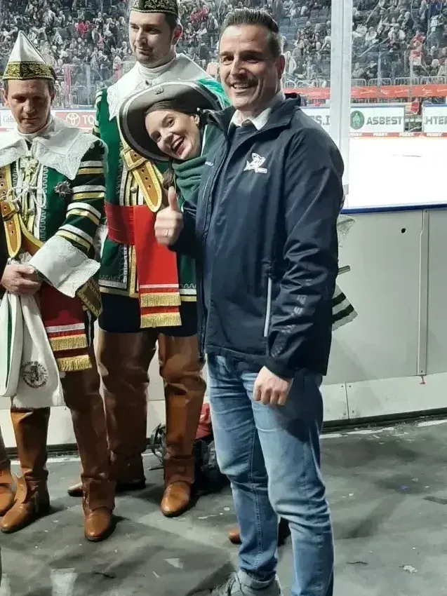 Tanzkorps-Marketenderin Lisa Quotschalla freut sich sichtbar mit dem