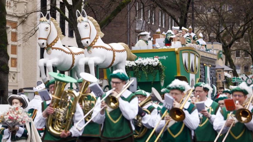 Auf diesem Festwagen darf der Junghaie-Coach Rosenmontag