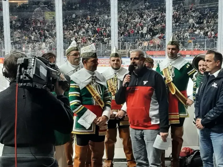 Moderator Oliver Frühauf stellt den Fans die Super-Aktion von Jan von Werth