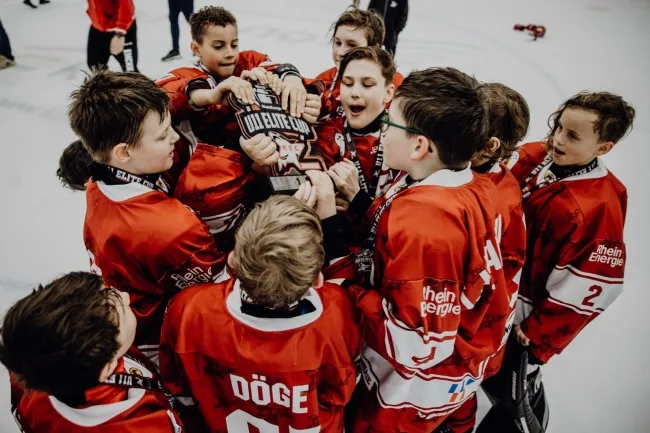 Riesenjubel bei den Haie-Kids nach der Übergabe des RheinEnergie U11-Elite