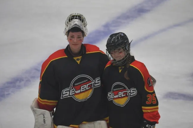 Milana Lutz (l.) und Laura Leggen von den Junghaien im Team "Germany Selects"