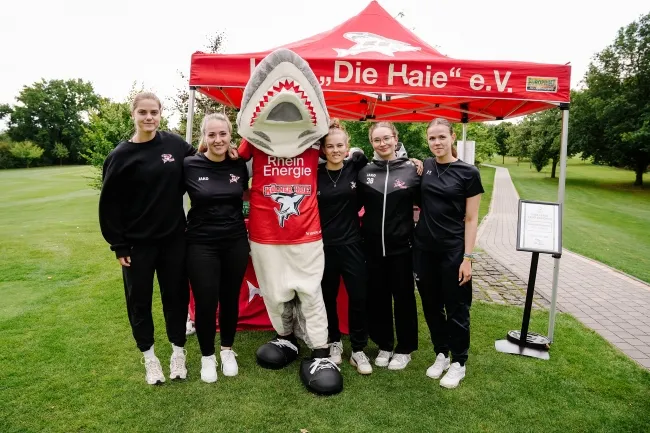 Naemie Bär, Celine Wlost, Joelle Sandmeier, Frieda Stauch, Lina Schlieben (v.l.) und natürlich Sharky unterstützten die Orga beim Haie Golf Cup 2025.