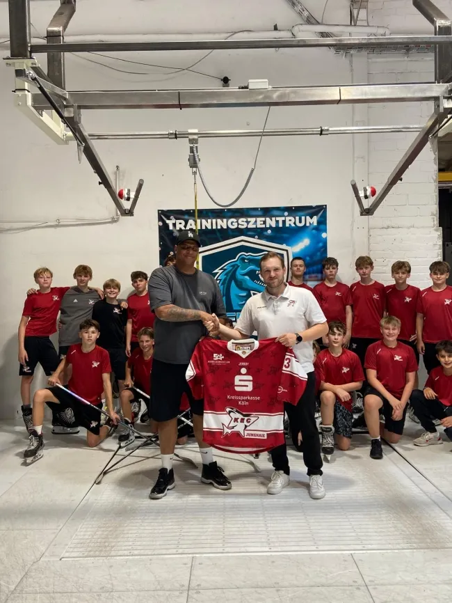 ICEREX-Geschäftsführer Martin Siby (links) und U 15-Cheftrainer Julian Karadakic beim offiziellen Handshake zur Paten- und Partnerschaft
