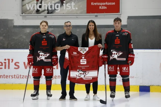 Umrahmt von den U20-Spielern Lennox Werle (l.) und Erik Thiel präsentieren