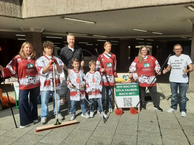 Gruppenbild mit Arbeitsausrüstung. Die Junghaie-Abordnung auf dem Ebertplatz.