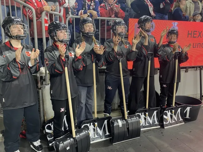 Die "Ice-Crew" feiert einen Heimsieg mit den Fans (Fotos: Carola