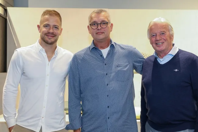 Der scheidende Vizepräsident Alex Kollorz (Mitte) und sein Nachfolger Mo