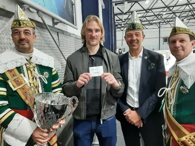 Umrahmt von Thorsten Kölsch (l.), Stefan J. Kühnapfel (2.v.r.) und