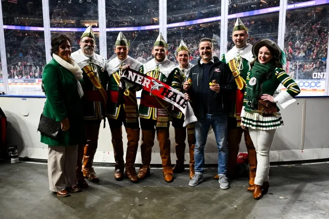 Gruppenbild mit Jan von Werth-Präsident Stefan J. Kühnapfel (3.v.l.) und dem