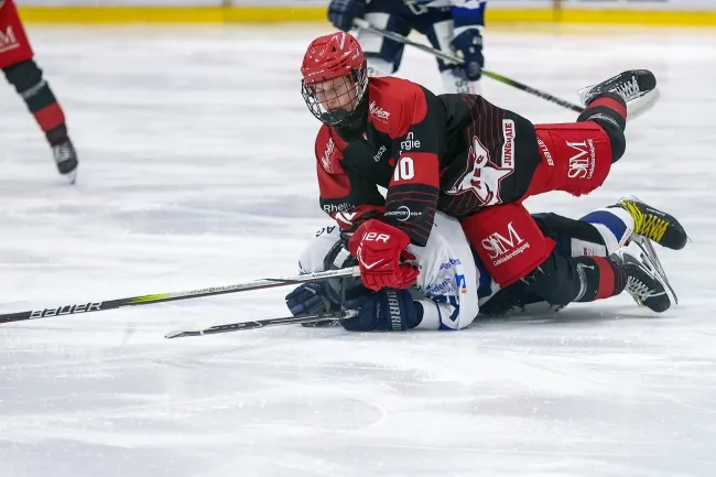 Intensive Auseinandersetzung im Duell mit Iserlohn (Fotos: Hans